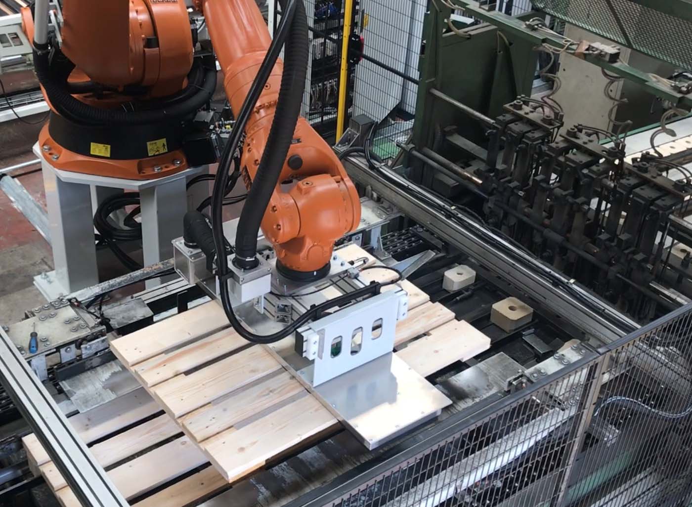 automatic_robotic_arm_for_top_pallet_deck_into_production_line